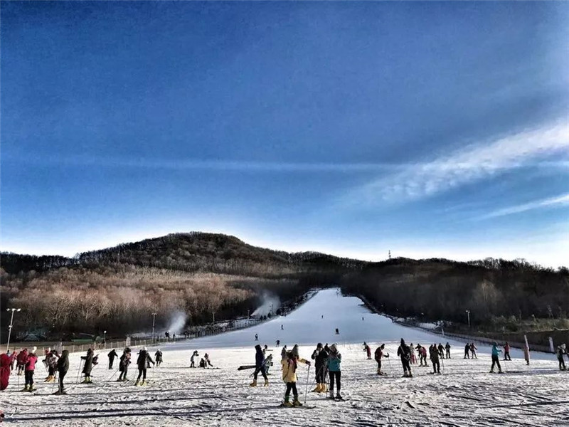 鸣山绿洲滑雪场