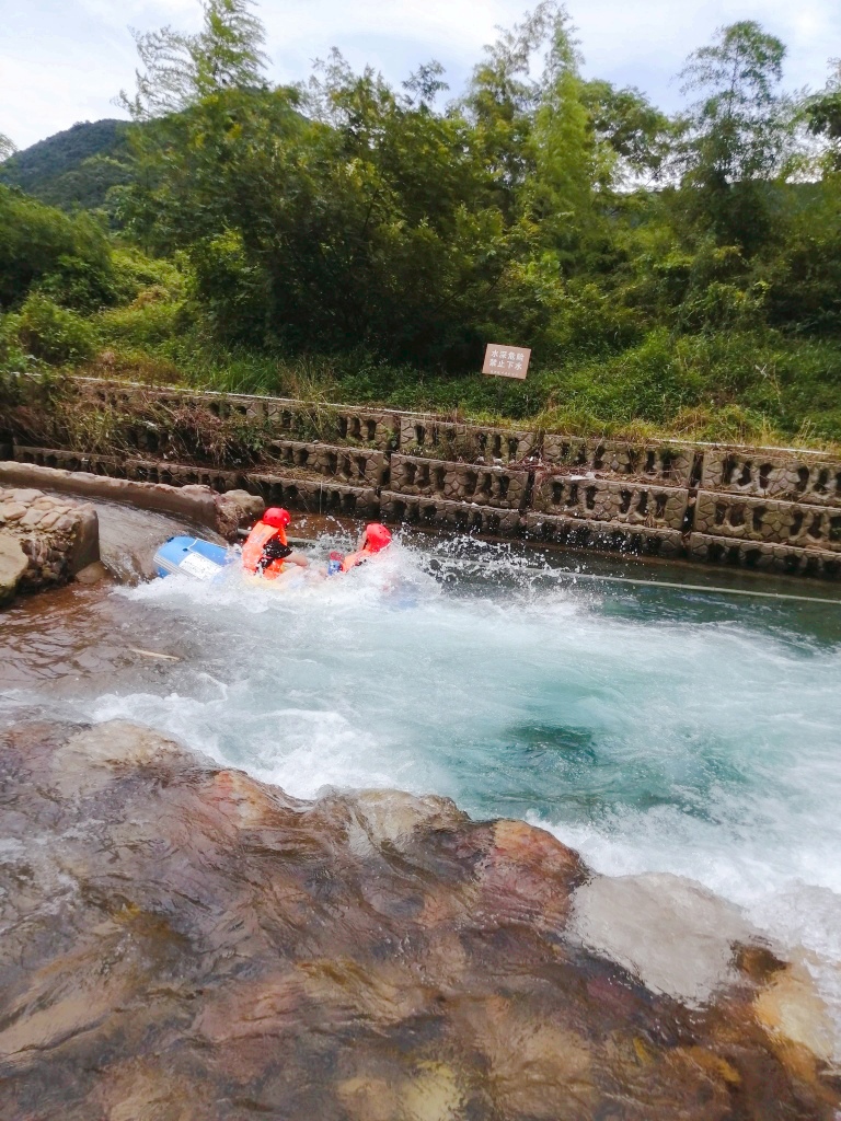 长兴龙川峡谷漂流