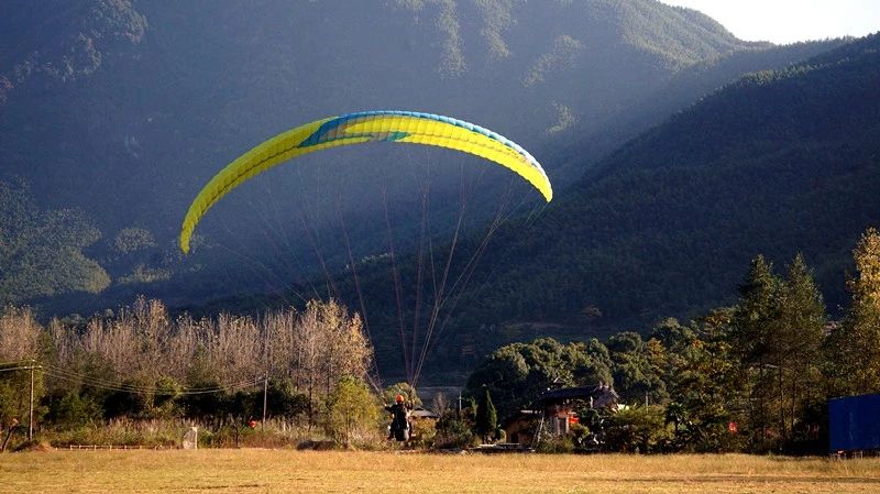 江西明月山划翔伞飞行基地(温汤店)